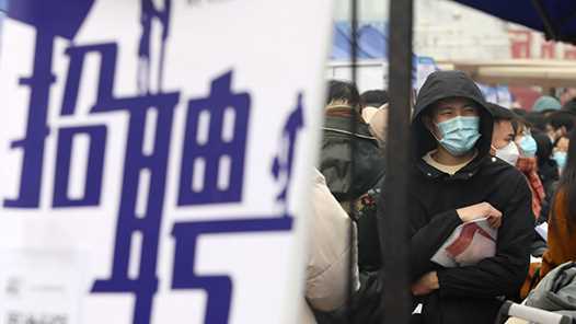 20260227081853-69a1536d09a99.jpg 报告显示招聘市场逐渐回暖,AI岗位量爆发式增长