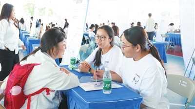 20260227081934-69a1539665524.jpg 三亚学院法学院秋季专场招聘会举办 80余家企业携千余岗位“线上+线下”揽才