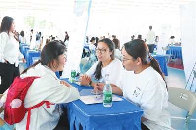 20260227081934-69a153966f0bb.jpg 三亚学院法学院秋季专场招聘会举办 80余家企业携千余岗位“线上+线下”揽才