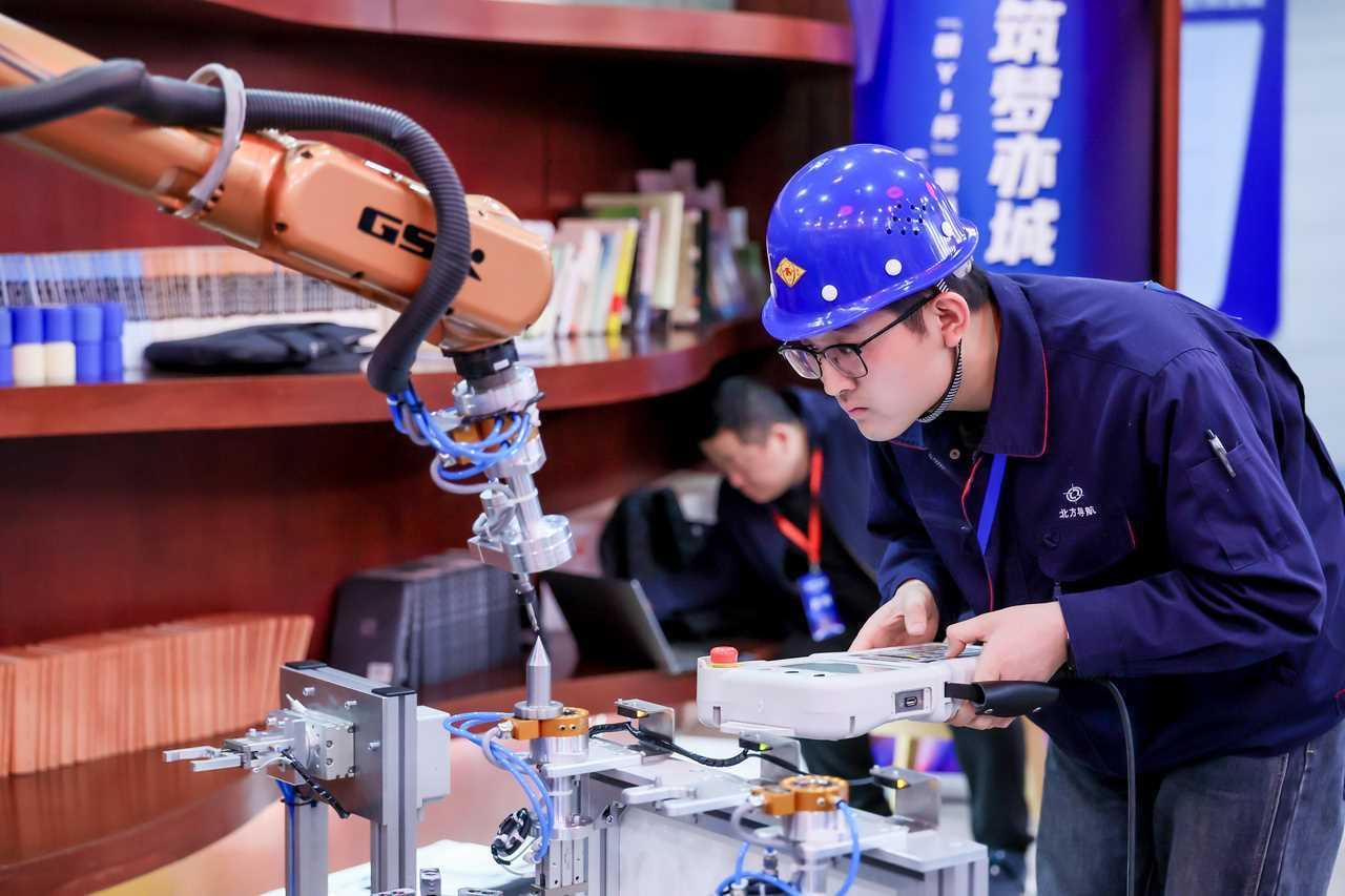 20260227081958-69a153ae17f29.jpg 北京经开区举办工业机器人系统运维员竞赛