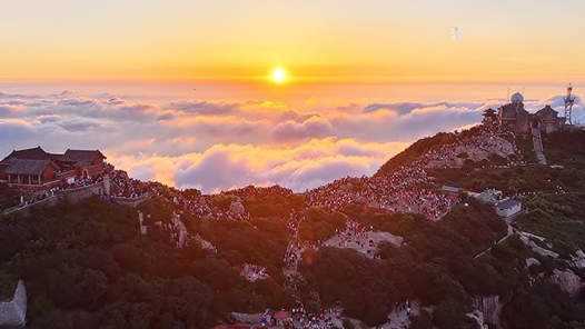 20260227082200-69a15428ba95e.jpg 名山景区里的“陪爬师”:在旅游新需求中找到新赛道