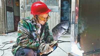 20260227082654-69a1554edc367.jpg 关心困难群众生产生活|一次技能培训,让脱贫户老黎增收有底