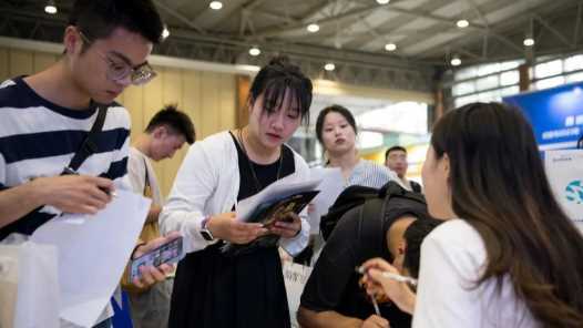 20260227083018-69a1561ac6e56.jpg 江西:“暖心礼包”托举职场新人