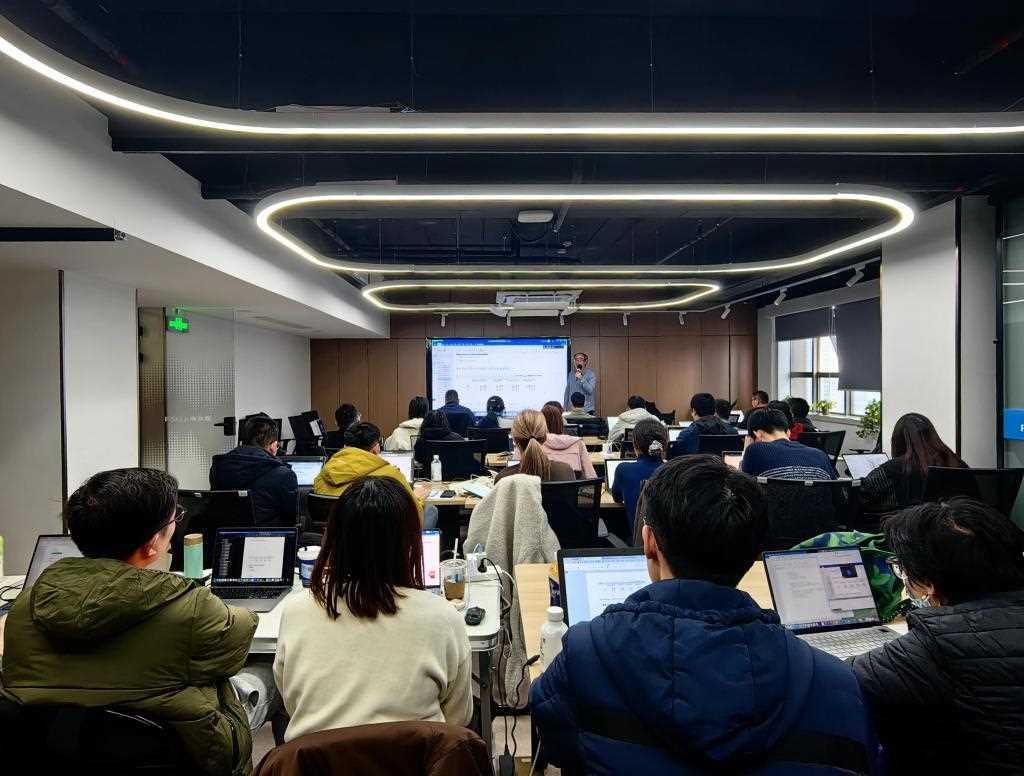 20260227083115-69a15653e349f.jpg 上海:人工智能训练师成为冉冉升起的新职业