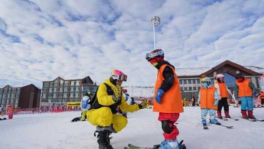 20260227083607-69a15777d598c.jpg 新春走基层·致敬奋斗者丨滑雪场里,农民借雪生金