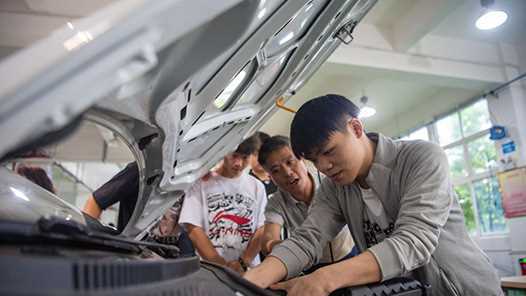 20260228031747-69a25e5ba3911.jpg 订单班“牵手”产业链 万千学子凭技能就业