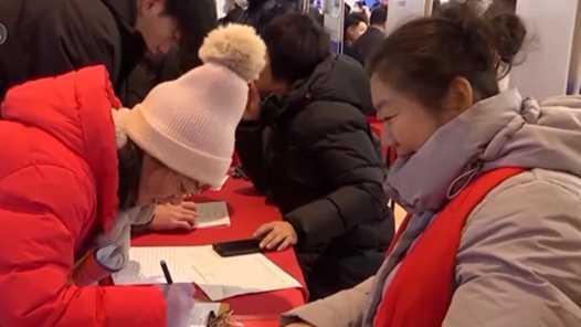 20260304083152-69a7edf8e0cdd.jpg 视频丨线上线下送岗位 供需对接更精准!各地“春风行动”促就业