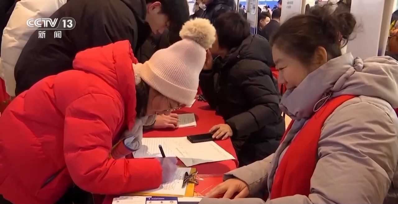 20260304083153-69a7edf992cd0.jpg 视频丨线上线下送岗位 供需对接更精准!各地“春风行动”促就业