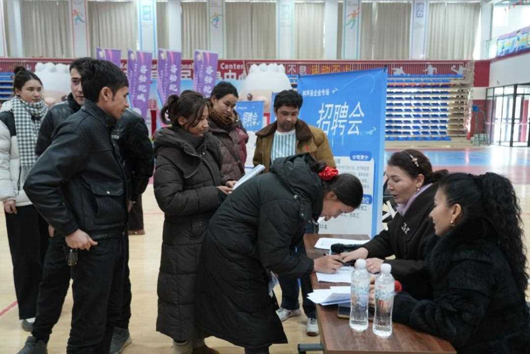 新疆阿克苏纺织服装产业巡回招聘会举行