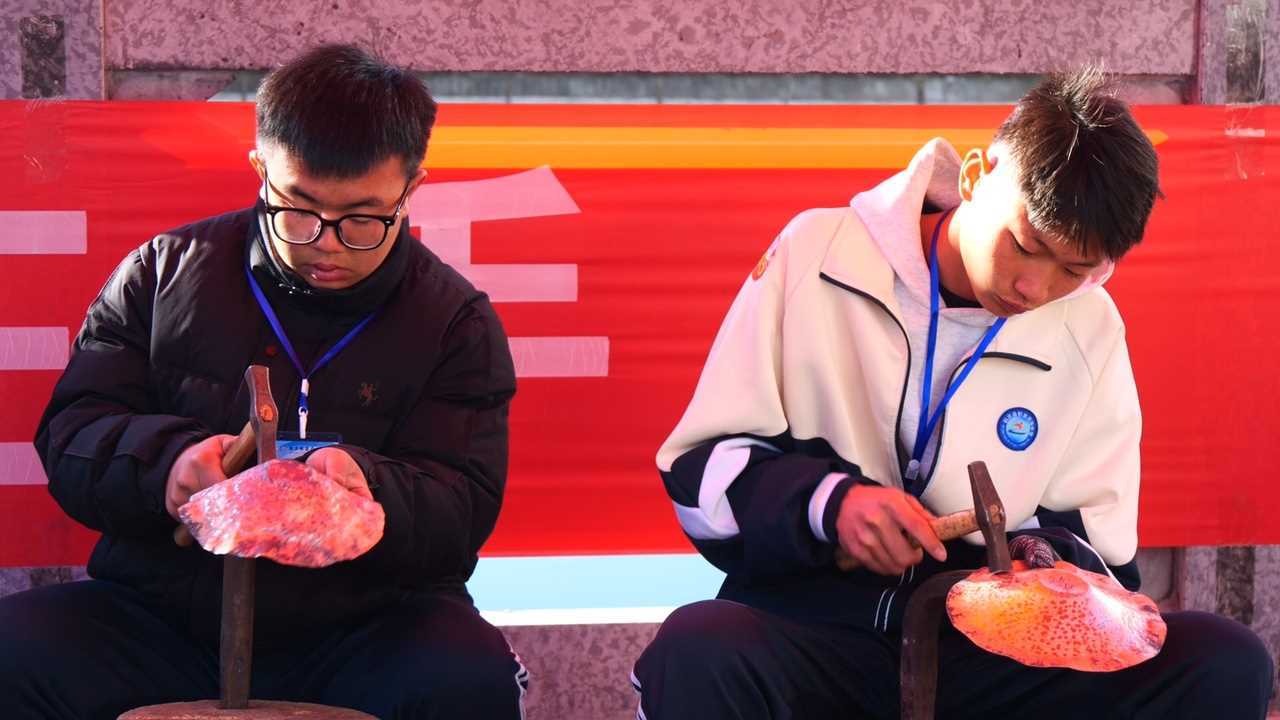 云南鹤庆县银器产业学院举行首届职业技能大赛