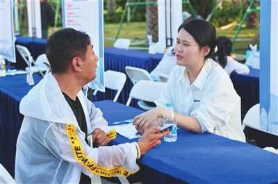 海南省三亚市：线上线下联动 56家企业送岗近900个